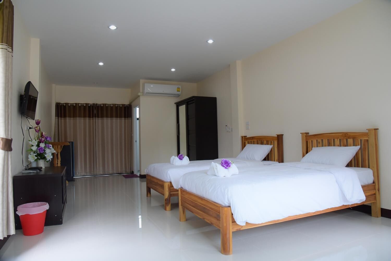 desk, rollaway beds, free wifi, bed sheets