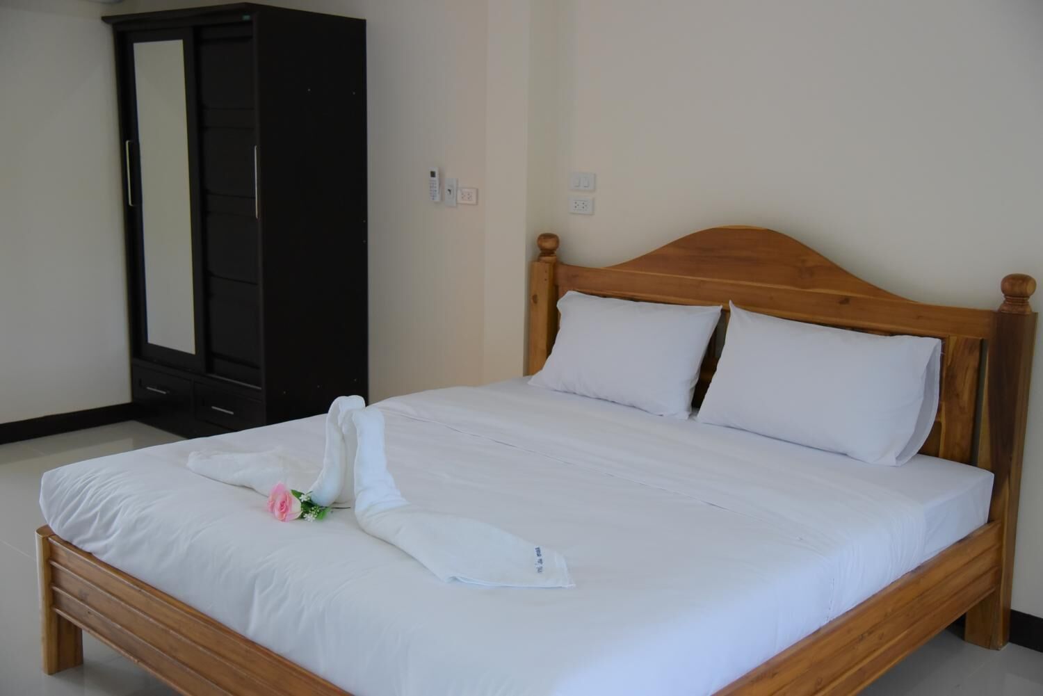 desk, rollaway beds, free wifi, bed sheets