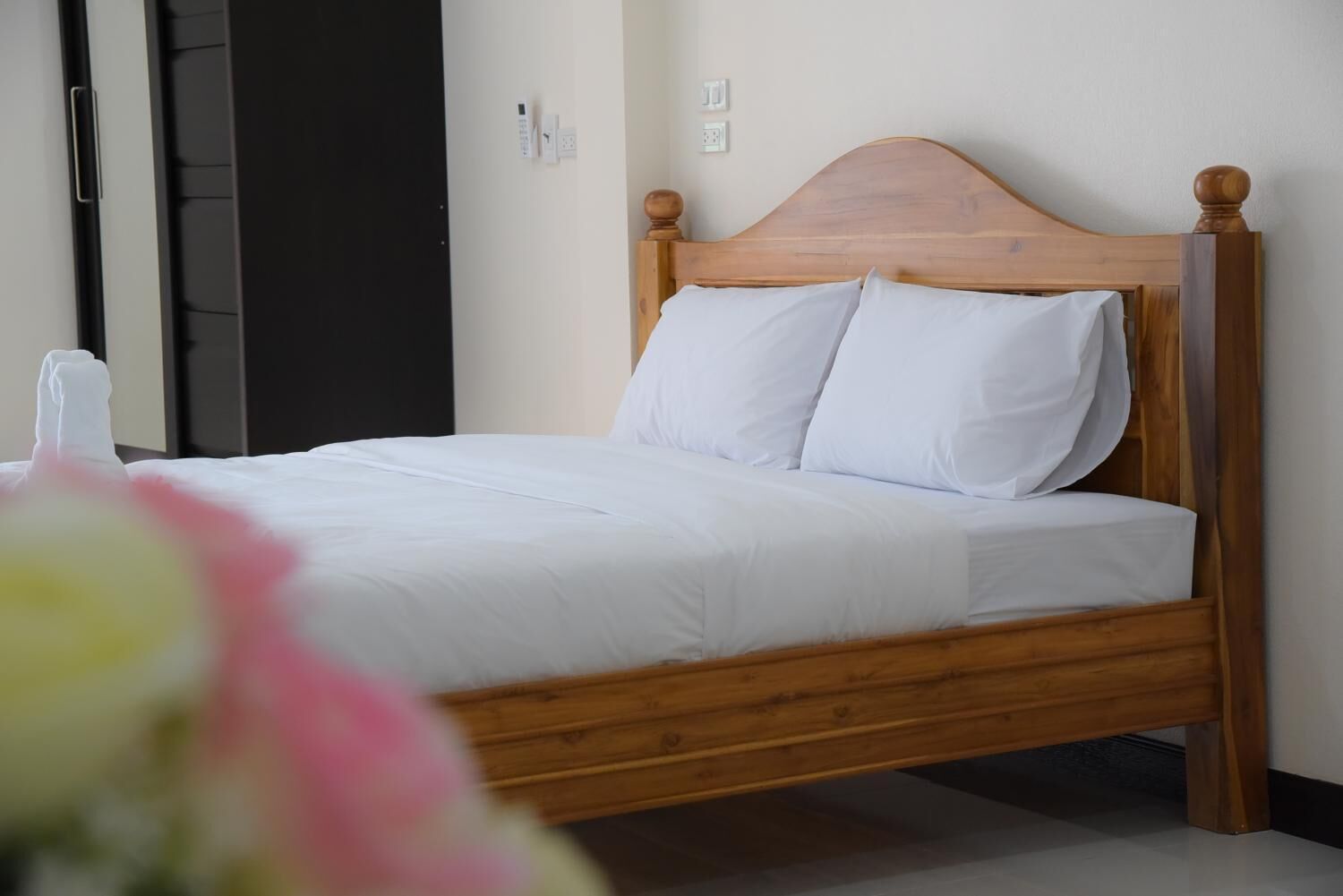 desk, rollaway beds, free wifi, bed sheets