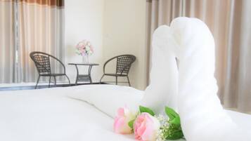 Schreibtisch, Zustellbetten, kostenloses WLAN, Bettwäsche