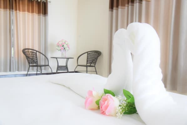 Een bureau, extra bedden (toeslag), gratis wifi, beddengoed