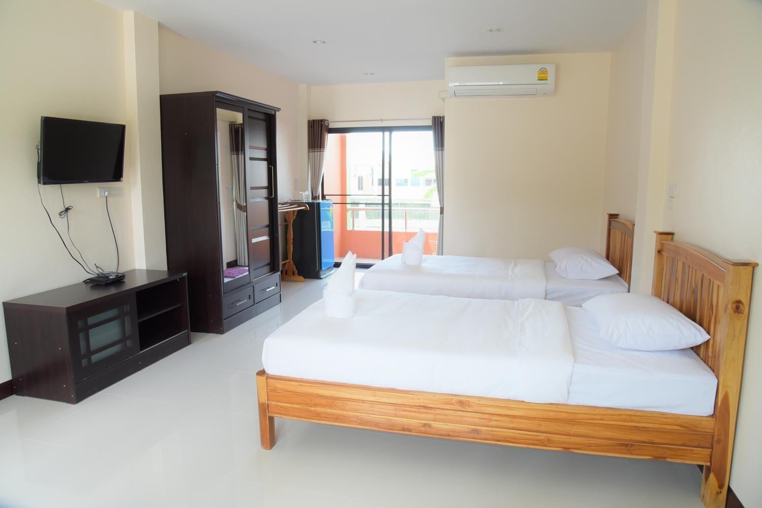 desk, rollaway beds, free wifi, bed sheets