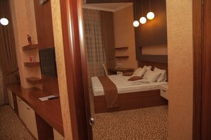 Kamar Double atau Twin Standar, 1 kamar tidur | Minibar, meja kerja, dan setrika/meja setrika