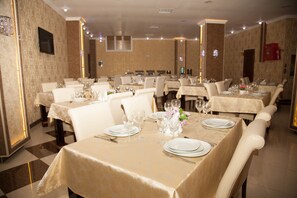 Petit déjeuner et déjeuner servis sur place, spécialités Cuisine locale