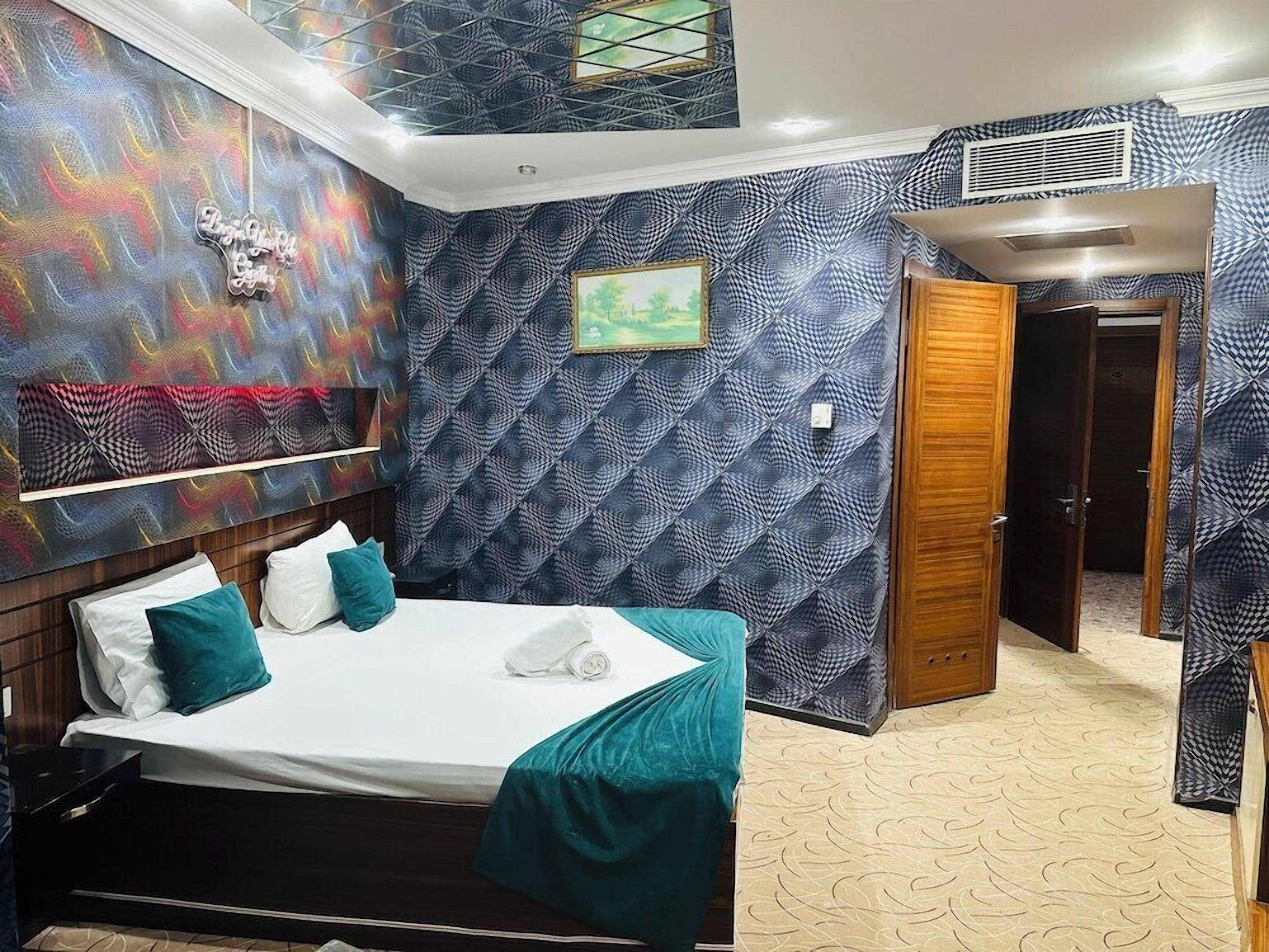 Minibar, Schreibtisch, Bügeleisen/Bügelbrett, Zustellbetten