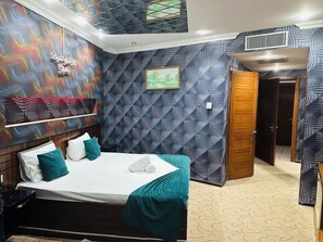 Minibar, meja kerja, dan setrika/meja setrika