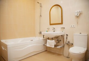 Suite | Kamar mandi | Perlengkapan mandi desainer, pengering rambut, jubah mandi, dan sandal