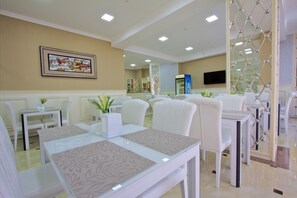 Frühstück, Mittagessen, Abendessen, moderne, europäische Küche 