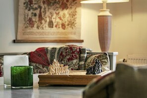 A chessboard on a table with a green glass and a white candle. - Gripsholms Bed & Breakfast (Mariefred)