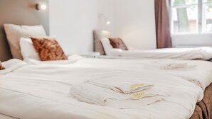 A hotel room with two beds, each with white bedding and pillows. - Gripsholms Bed & Breakfast (Mariefred)