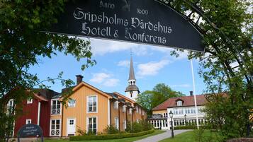 En historisk bygning med skilt, der angiver at det er Gripsholms Wardshus Hotel & Conference fra 1609.