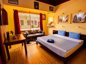 Desk, free rollaway beds, free WiFi - Sundance Inn & Saloon (Phnom Penh)