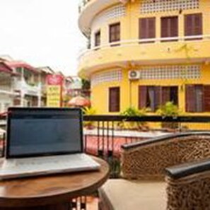 Large King | Desk, free rollaway beds, free WiFi - Sundance Inn & Saloon (Phnom Penh)