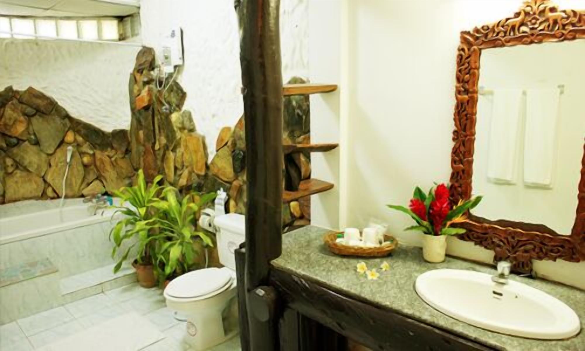 Standard Garden View | Phòng tắm | Buồng tắm vòi sen, đồ dùng nhà tắm miễn phí, máy sấy tóc, khăn tắm 