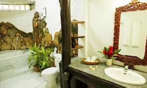 Standard Garden View | Salle de bain | Douche, articles de toilette (gratuits), séchoir à cheveux