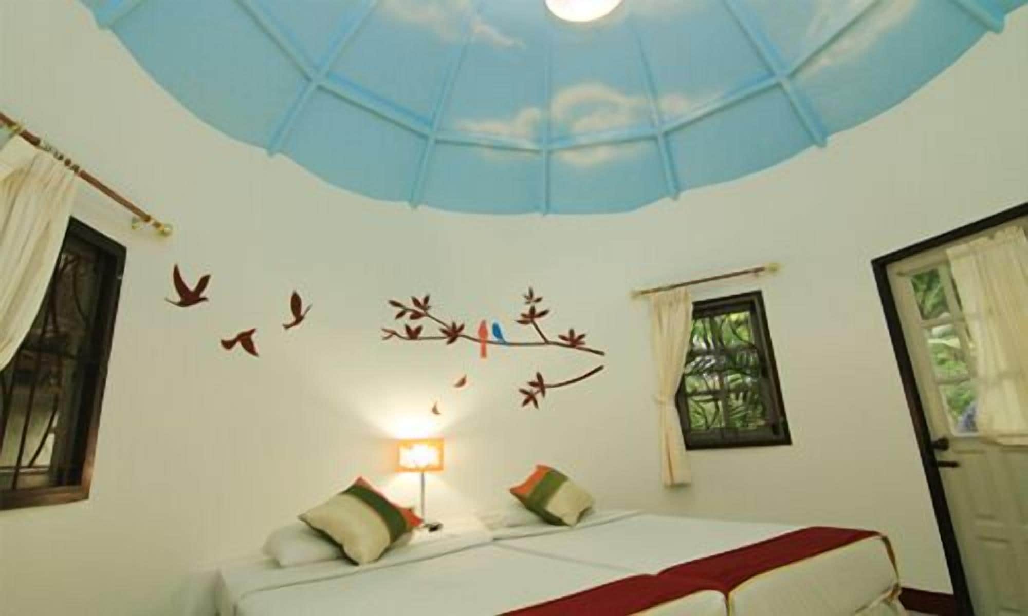 客房内保险箱、办公桌、遮光窗帘、折叠床/加床（额外收费）