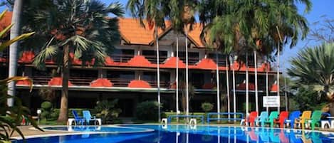 Outdoor pool, pool umbrellas, sun loungers