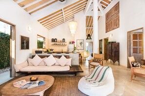 Biệt thự, 3 phòng ngủ, hồ bơi riêng | Phòng khách | TV màn hình phẳng 40-inch có truyền hình cáp, TV LCD, đầu đĩa DVD