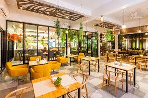 Breakfast, lunch, dinner served; international cuisine 