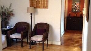 Lobby sitting area - Uxolo Guesthouse (Johannesburg)