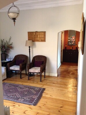 Área de estar no saguão