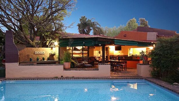 Pool - Uxolo Guesthouse (Johannesburg)