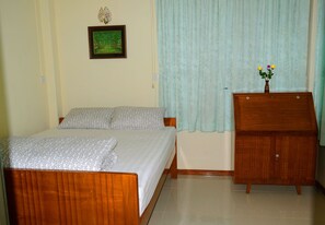 Minibar, bureau, rideaux occultants, lits pliants/supplémentaires