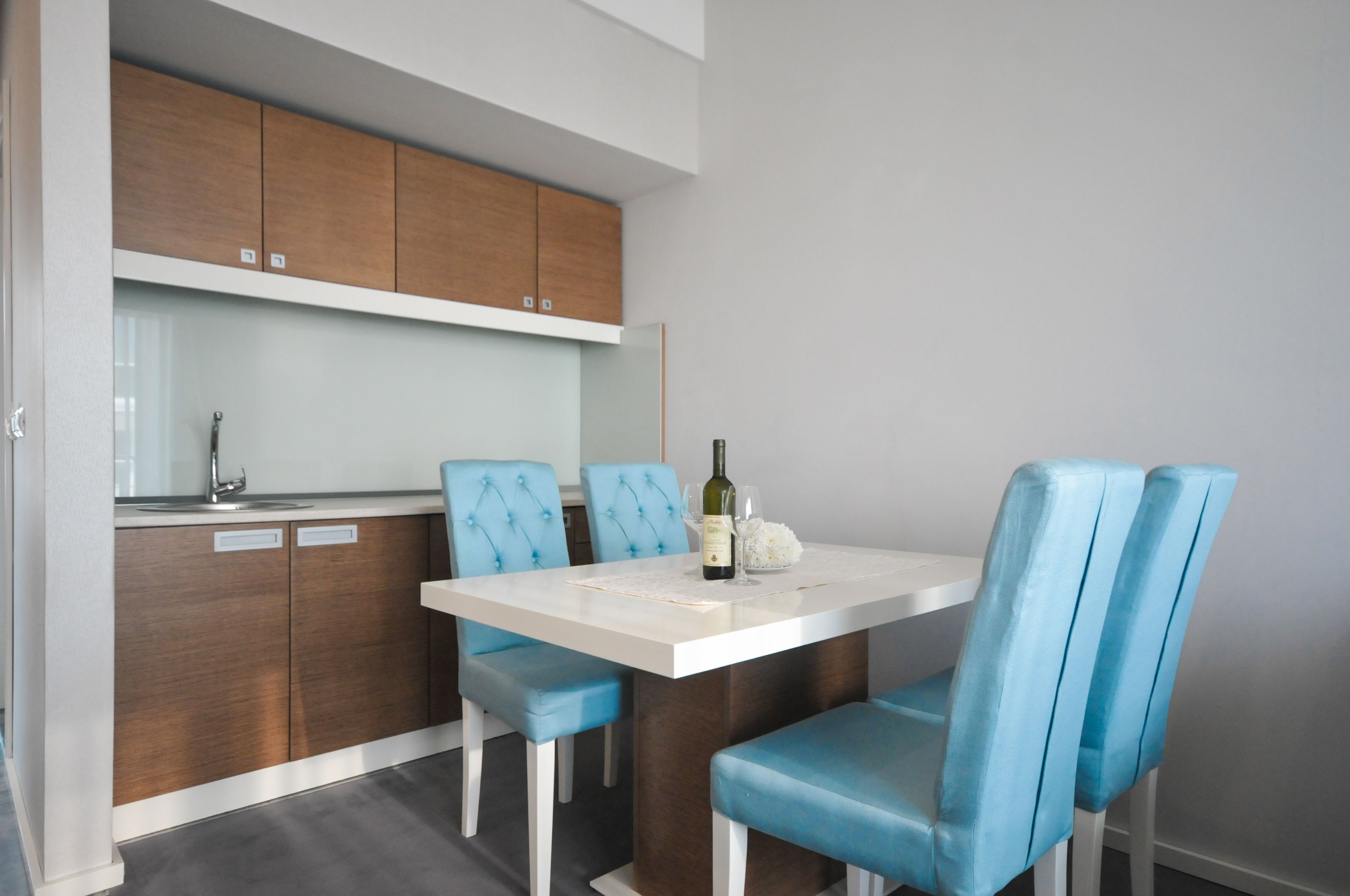 suite, balcony, sea view | in-room dining