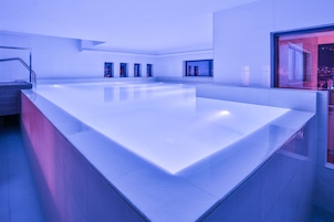 Una piscina cubierta