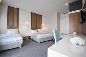 Suite, Balkon, Meerblick | Minibar, Zimmersafe, Schreibtisch, schallisolierte Zimmer