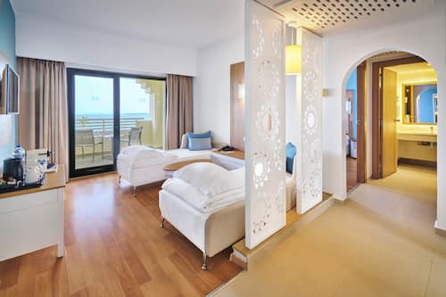 Een minibar, een kluis op de kamer, verduisterende gordijnen