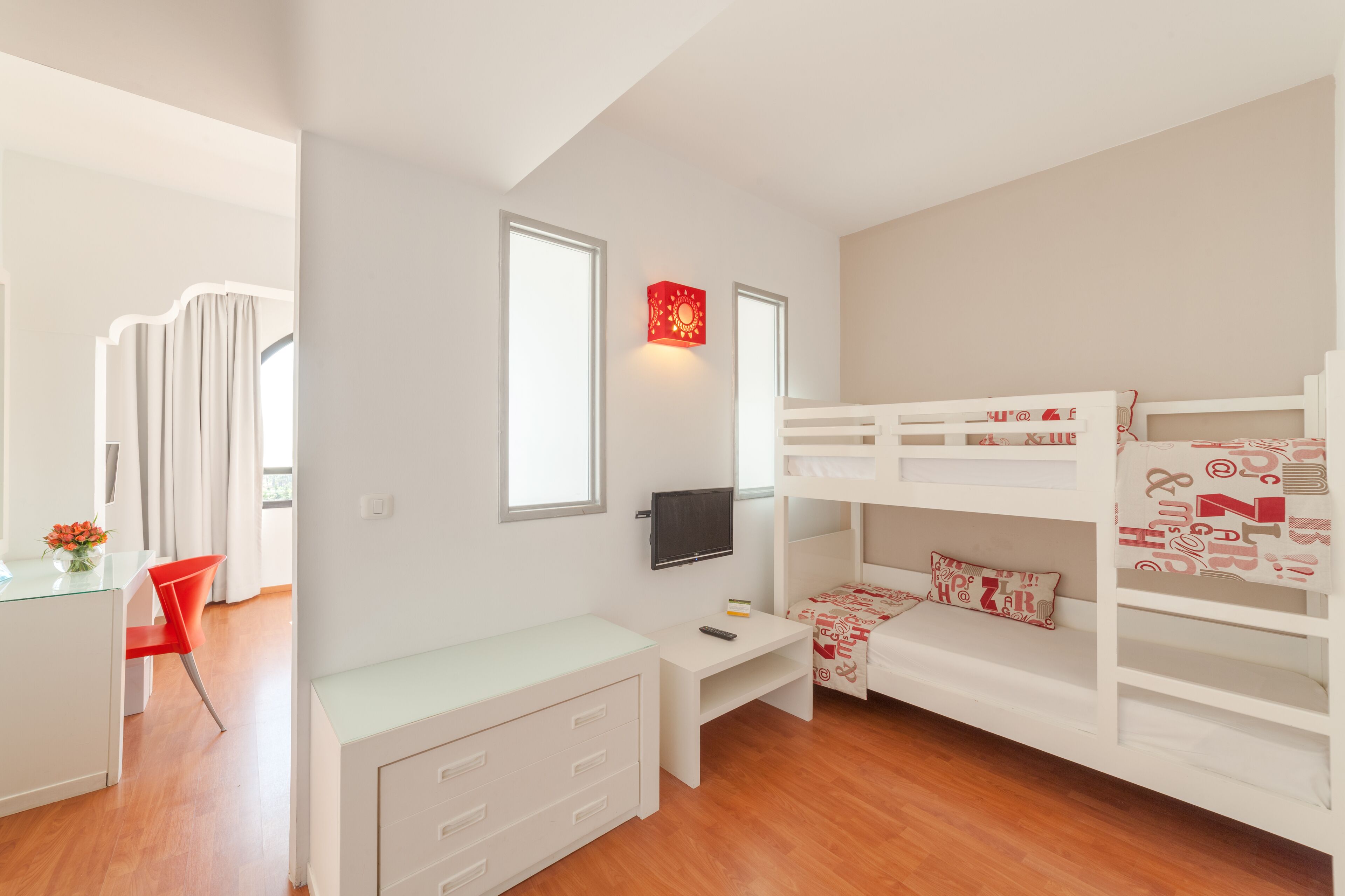 Kids Den (Quadruple, without balcony) | Minibaari, tallelokero huoneessa, pimennysverhot, äänieristys