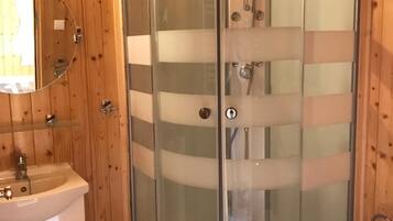 Shower, free toiletries
