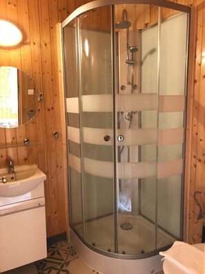 Shower, free toiletries