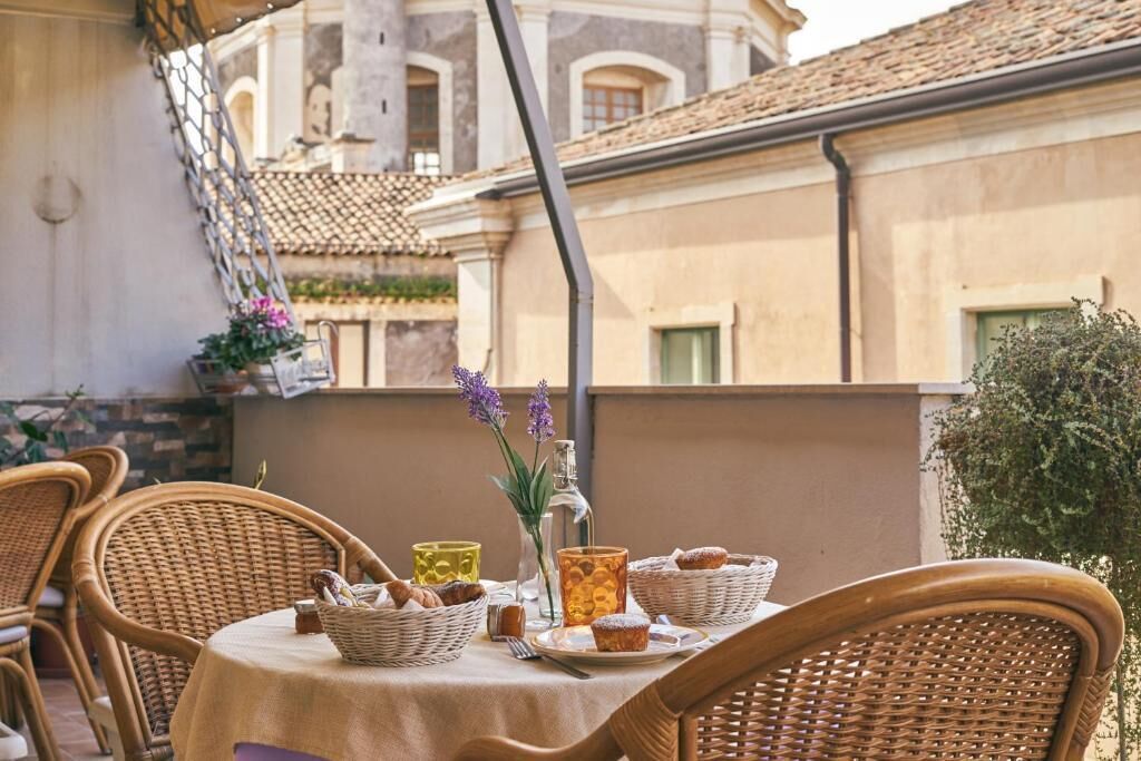 Chambre Triple, vue cour intérieure | Repas de petit déjeuner | Petit déjeuner préparé sur commande servi tous les jours en supplément