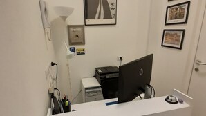 A reception desk with a computer, a phone, and a sign that reads "Casa Provenza." - Casa Provenza Rooms (Catania)