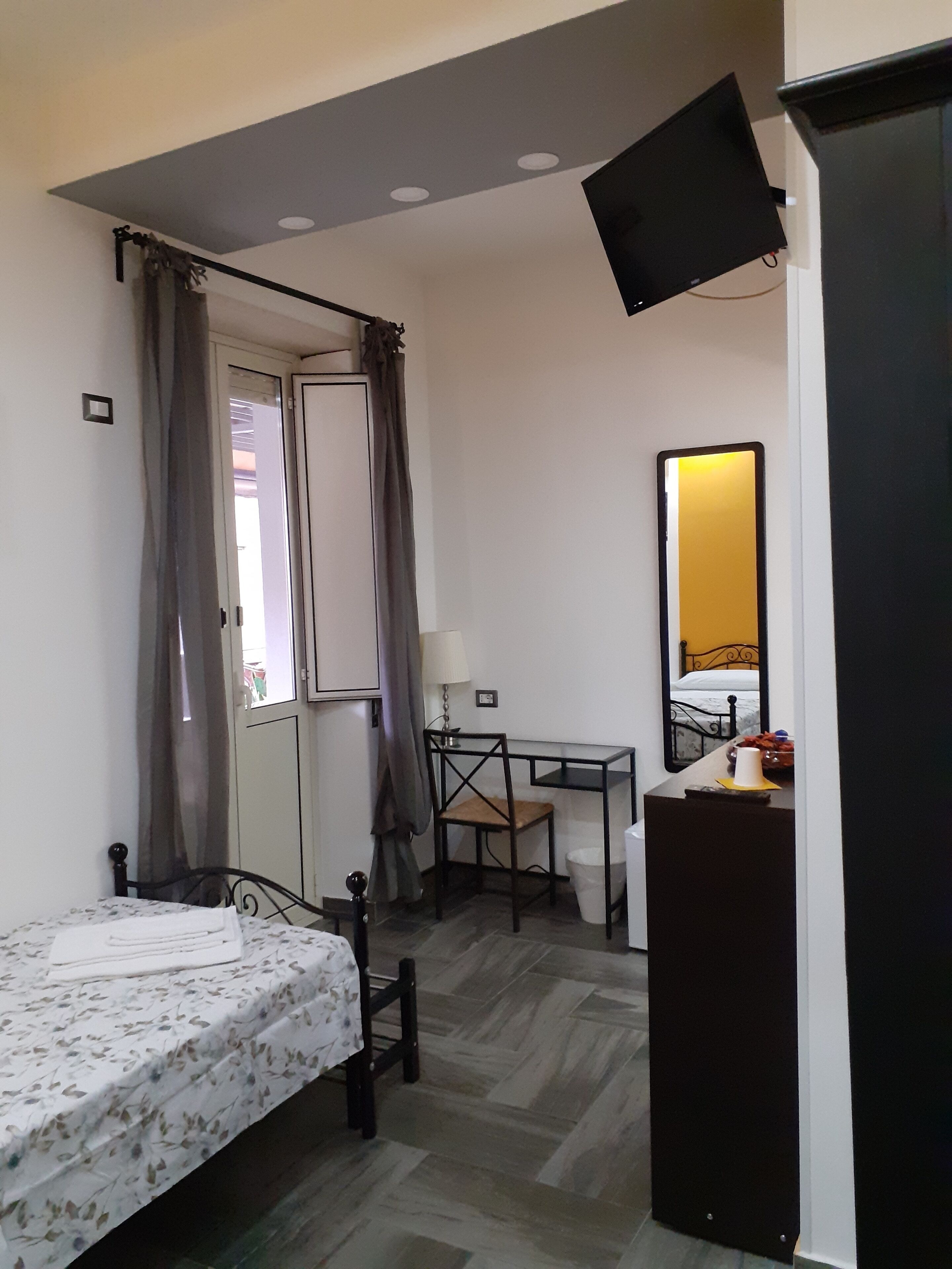 Chambre Simple, accessible aux personnes à mobilité réduite, vue ville | Literie hypoallergénique, couette en duvet d'oie