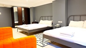 Chambre Familiale, 2 lits doubles | Coffres-forts dans les chambres, bureau, Wi-Fi gratuit, draps fournis