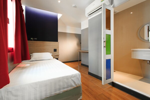 Tallelokero huoneessa, työpöytä, ilmainen Wi-Fi, vuodevaatteet