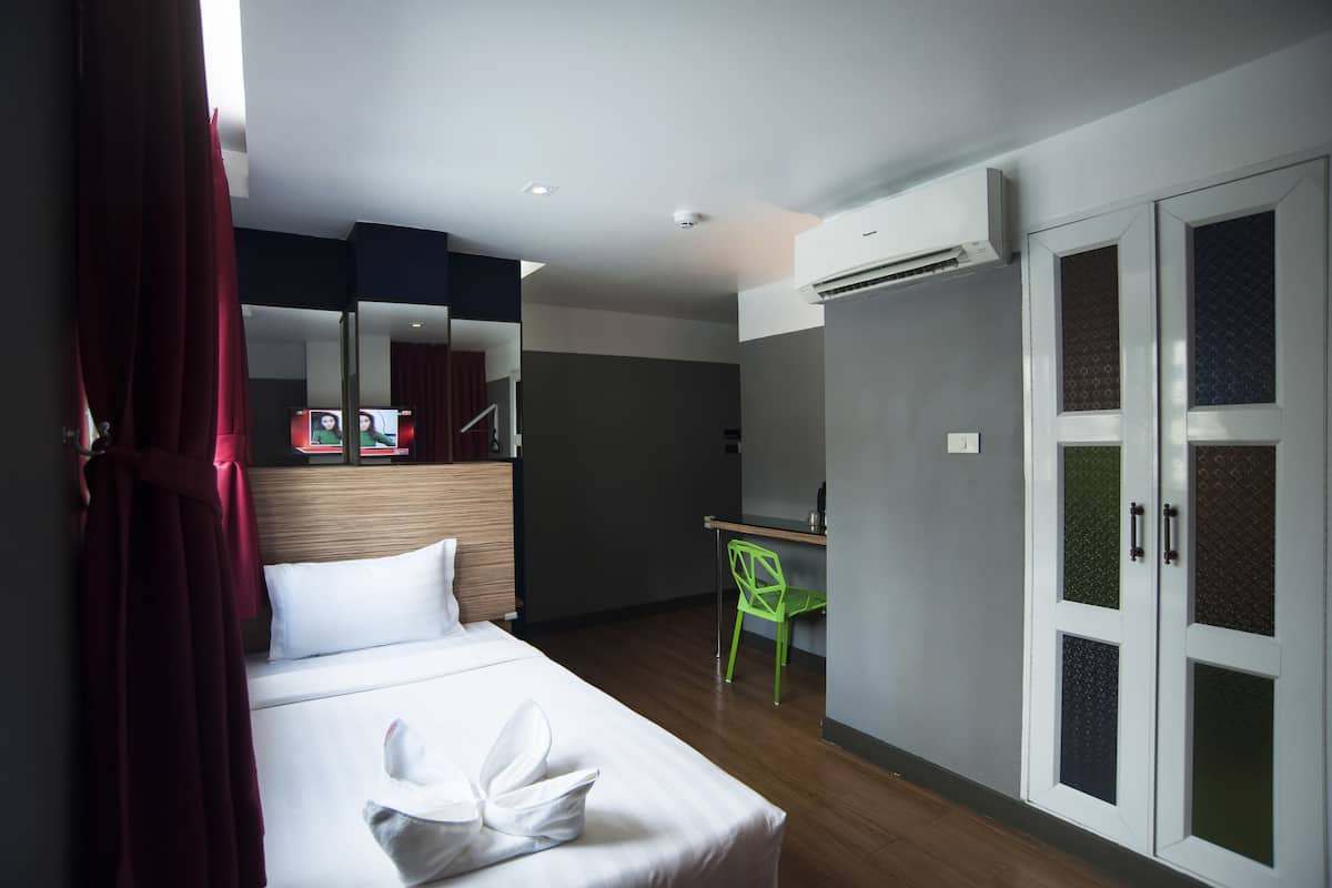 Single Room | In-room safe, desk, free WiFi, bed sheets