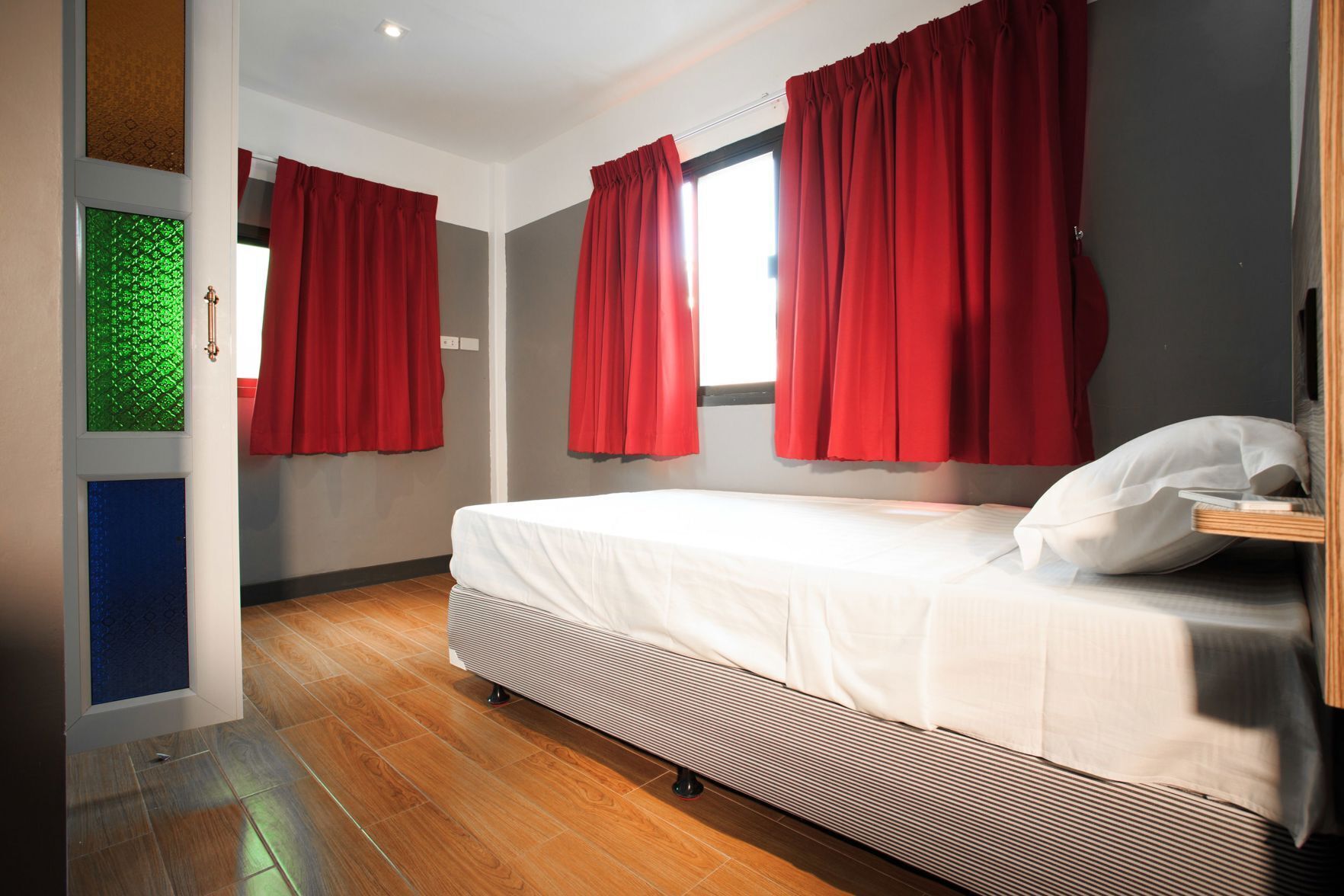 Coffres-forts dans les chambres, bureau, Wi-Fi gratuit, draps fournis