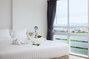Deluxe Room | 1 bedroom, in-room safe, desk, free WiFi