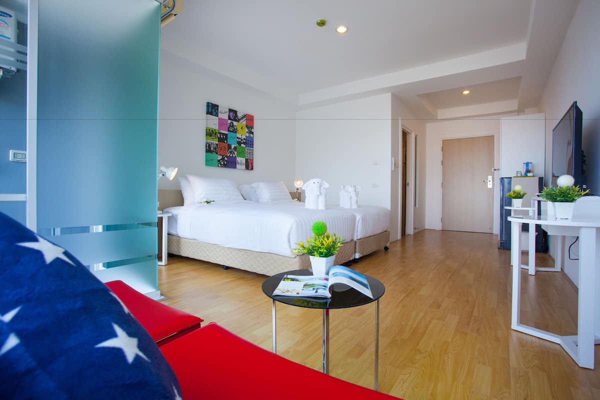 1 habitación, caja de seguridad en la habitación y escritorio 