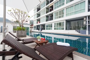 Una piscina al aire libre