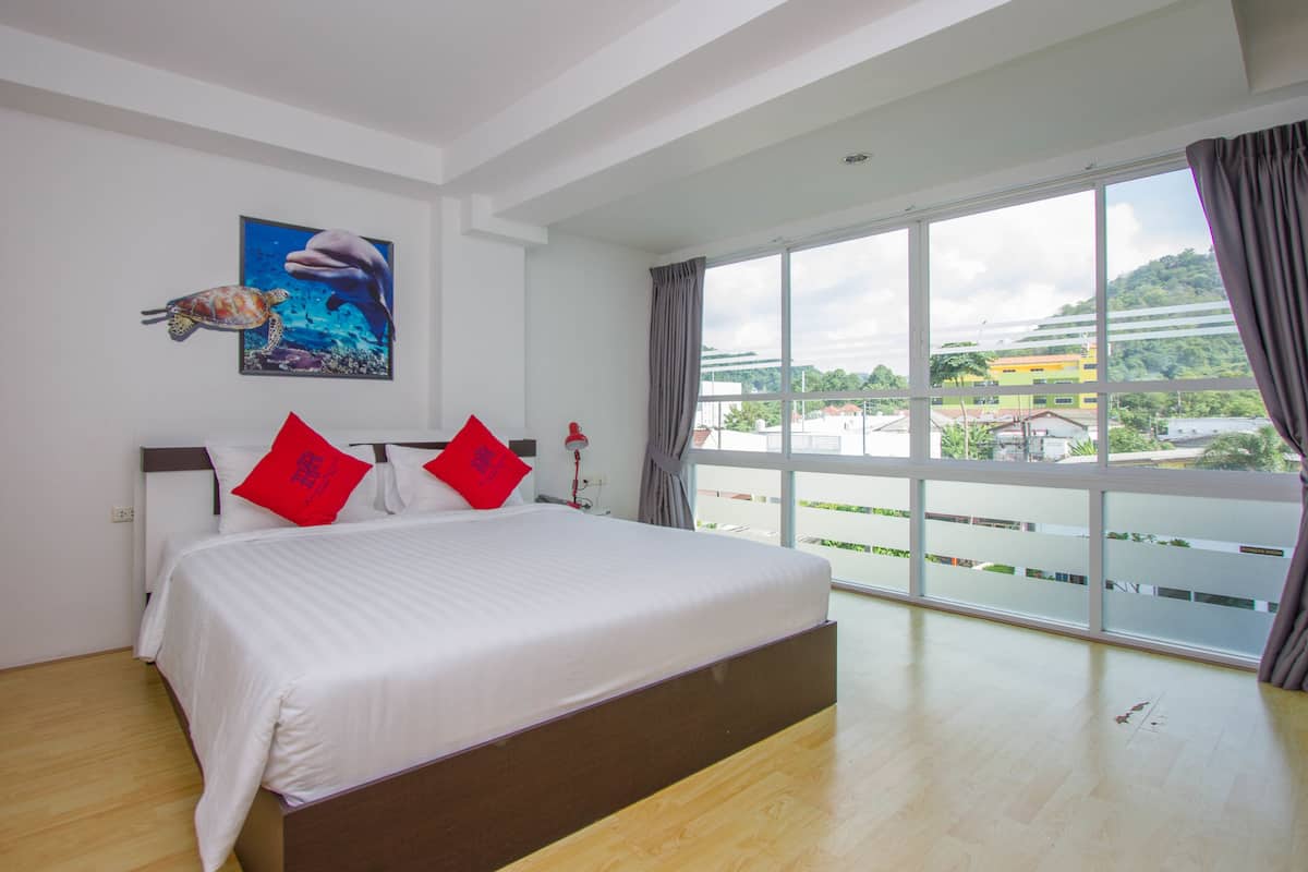 1 habitación, caja de seguridad en la habitación y escritorio 