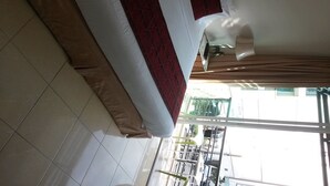 Quarto de hotel com cama, janela e vista para o exterior.