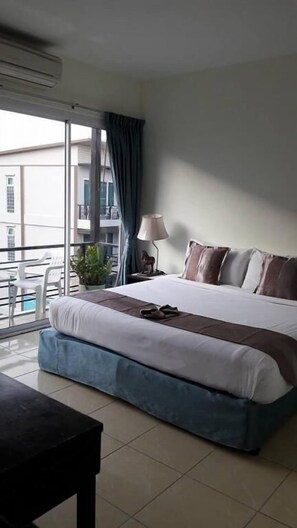 Brankas, meja kerja, tirai kedap cahaya, dan tempat tidur lipat/tambahan