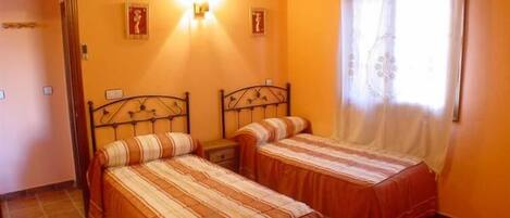 1 slaapkamer, een bureau, verduisterende gordijnen, geluiddichte muren