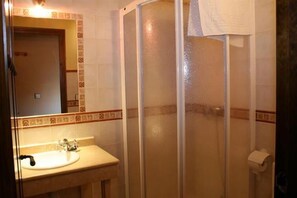 Chuveiro, produtos de toalete grátis, secador de cabelo 