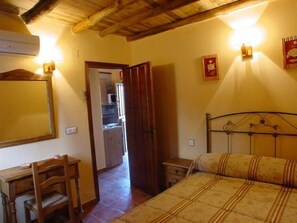 1 camera, una scrivania, tende oscuranti, insonorizzazione